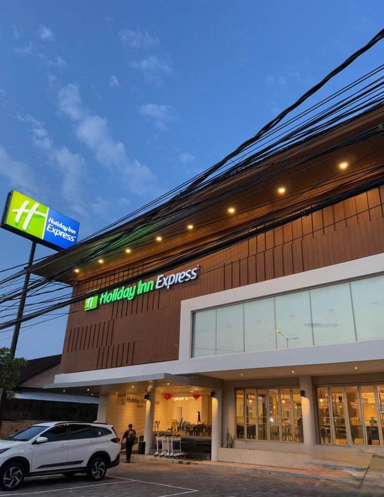 Hotel Review: Holiday Inn Express Sunset Road Bali 1 The Seat in the Middle 1