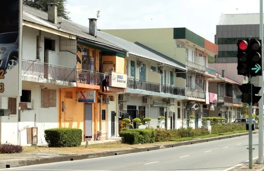 Wandering down Australia Place in Kota Kinabalu 1 The Seat in the Middle 1